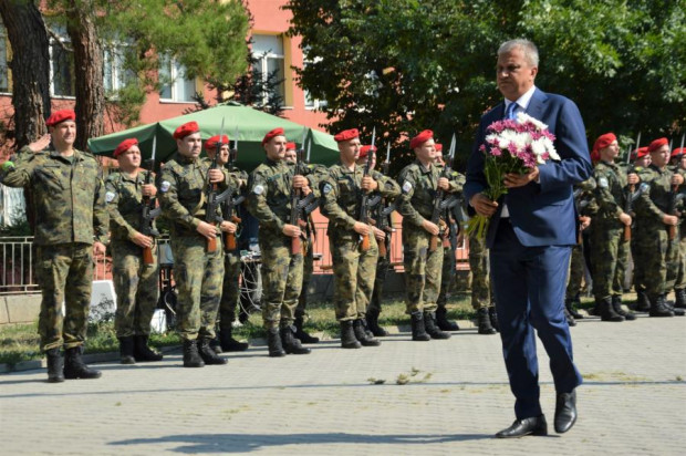 Кметът на Благоевград сведе глава пред бюст-паметника на Апостола