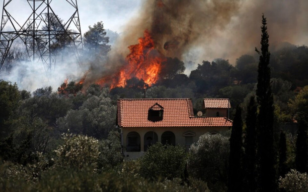 Сезонът на горските пожари започна бурно в Гърция в понеделник