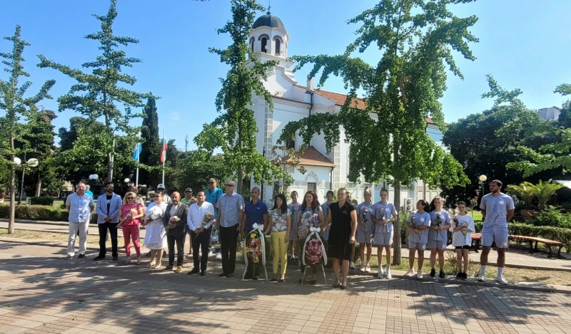 В Поморие поднесоха цветя на паметника на Левски