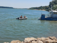 Екип водолази започна издирването на изчезналото във водите на Дунав край село Връв 15–годишно момче