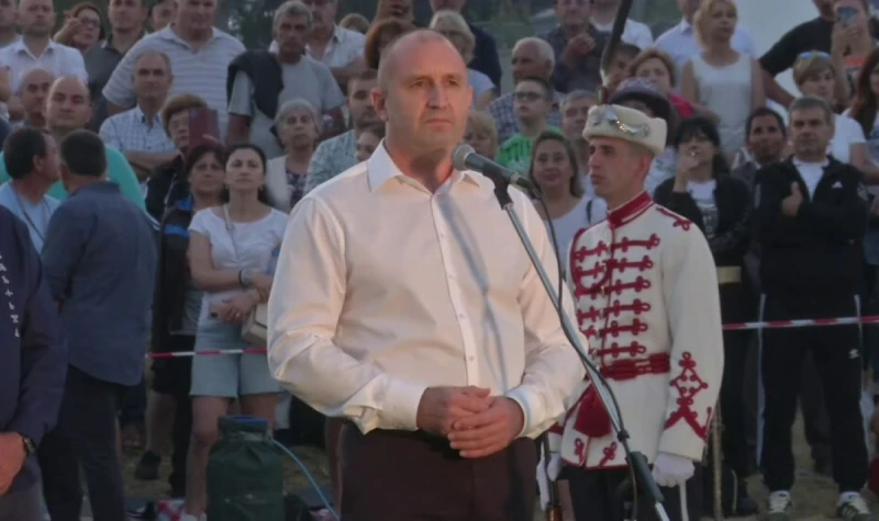 Заплатата на Румен Радев е 20 пъти по-висока от минималната на българина