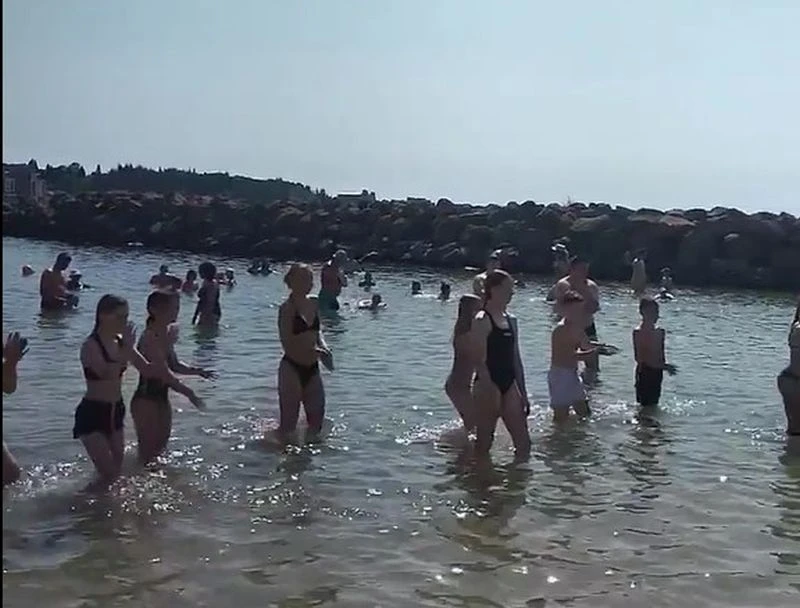 Туристи си спретнаха страхотно забавление на Черно море