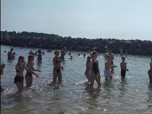 Туристи си спретнаха страхотно забавление на Черно море