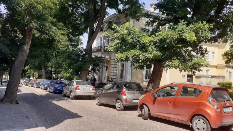 Няма оправия: Отново превърнаха Стария Пловдив в паркинг