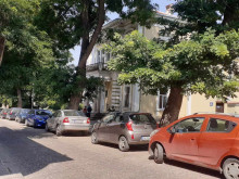 Няма оправия: Отново превърнаха Стария Пловдив в паркинг