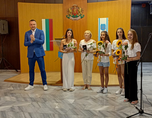 Кметът на Варна Иван Портних награди днес млади варненски спортисти,
