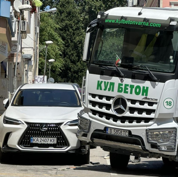 Бетоновоз блъсна паркиран автомобил във Варна, научи Varna24.bg от снимки