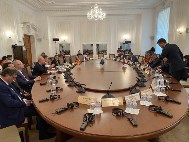 Бойко Борисов председателства за първи път комисията по външна политика