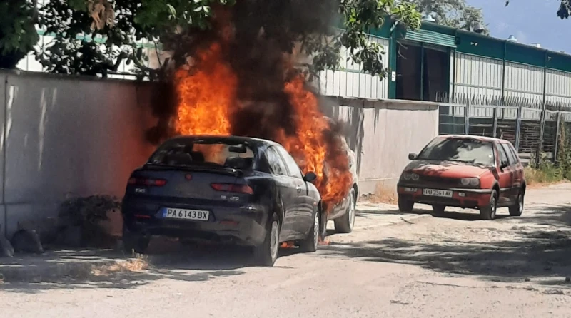 Автомобил се запали в Пловдив! Граждани: Лошо, "Алфа"-та и тя ще изгори