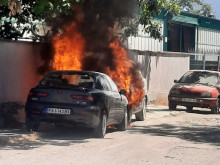 Автомобил се запали в Пловдив! Граждани: Лошо, "Алфа"-та и тя ще изгори