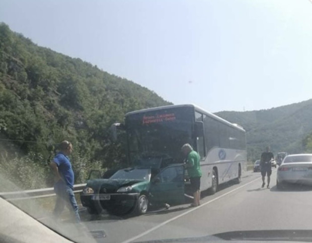 </TD
>Един човек е пострадал при катастрофата между автобус и лек