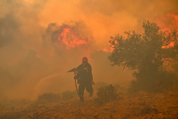 Стотици хора бяха евакуирани заради бушуващите горски пожари в Гърция