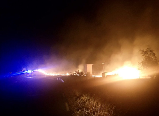 </TD
>Пореден пожар бушува между бургаския кв. Банево и село Изворище. В рамките на месец