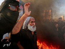 Протестиращи срещу изгарянето на Корана запалиха посолството на Швеция в Багдад