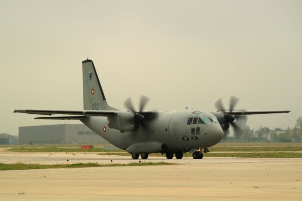 Самолет C-27J Спартан с екипаж от 16-а авиационна база Враждебна