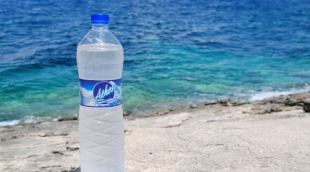 Цената на бутилка вода в магазинната мрежа в Гърция е