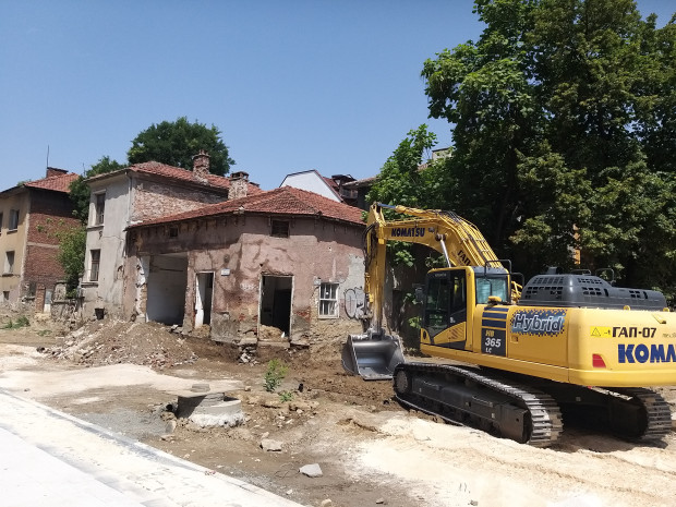 TD Започна премахването на проблемните сгради на у Даме Груев които пречат