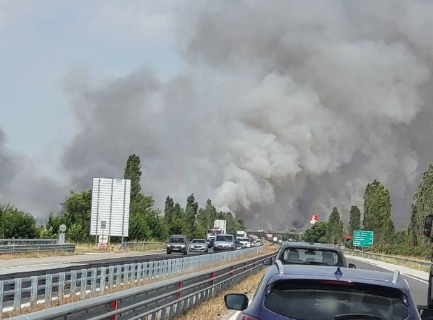 TD Движението на автомагистрала Тракия е сериозно затруднено заради пожар в