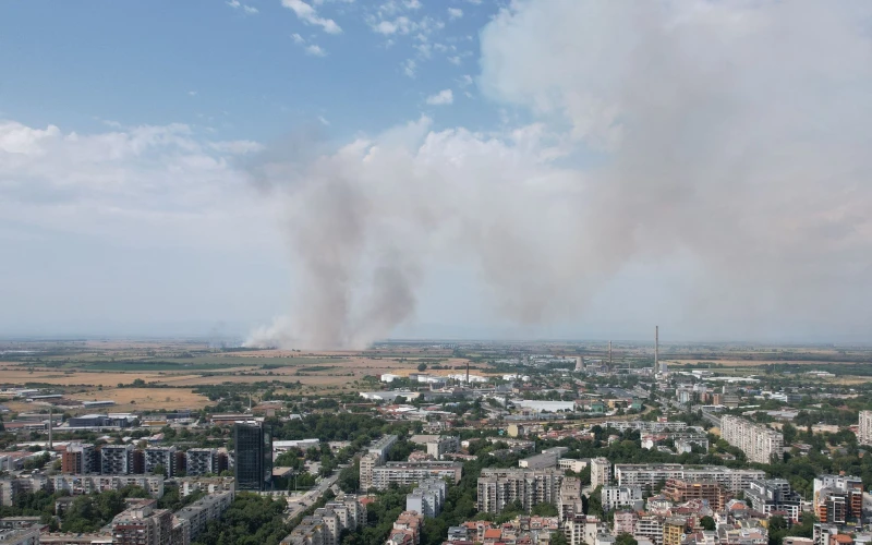 Пет противопожарни екипа гасят бушуващия пожар на "Тракия", движението е отбито