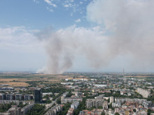 Пет противопожарни екипа гасят бушуващия пожар на "Тракия", движението е отбито