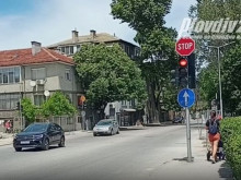 Пълен абсурд в Пловдив: Шофьори масово преминават на червено, полиция липсва