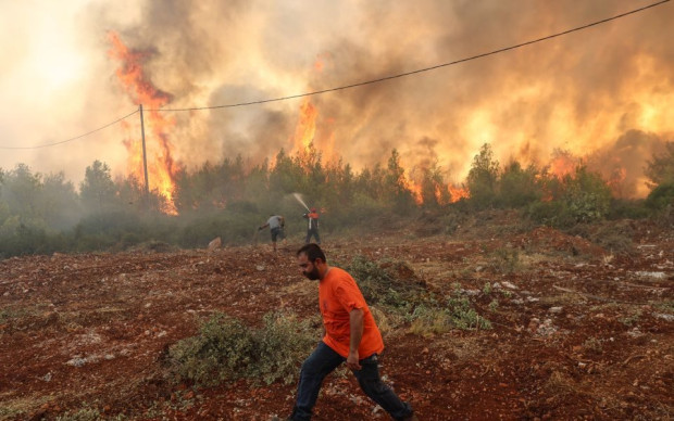 Пожарникарите в Гърция се бориха с 52 нови пожара през