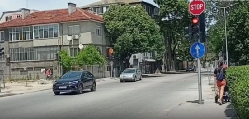 Шофьори масово преминават на червено в Пловдив, полиция липсва