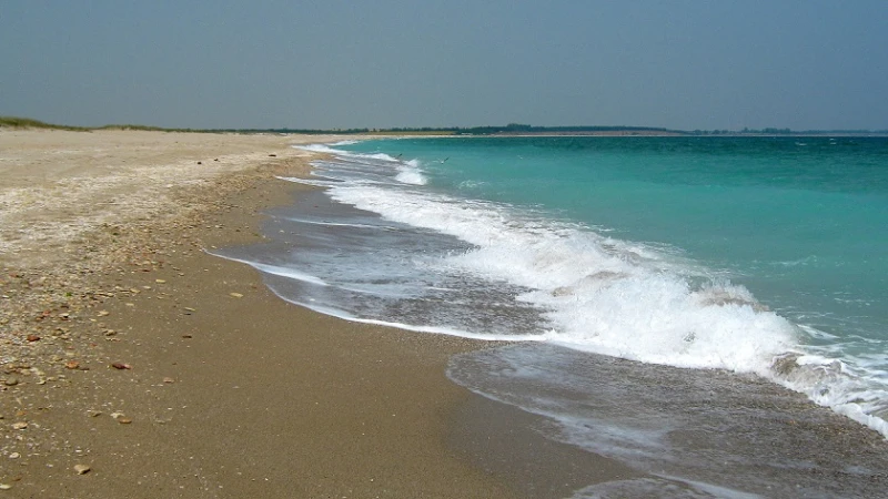 Четири морски плажа в област Добрич остават без водни спасители за лятото