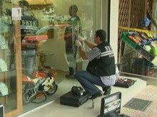 Екшън: Маскирани ограбиха златарски магазин, избягаха с крадено БМВ и го запалиха