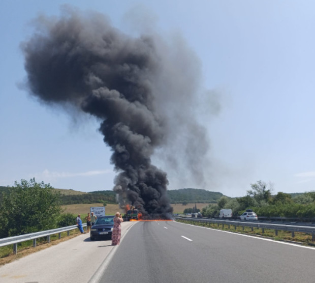 Горящ камион по магистралата между Повеляново и Девня, предизвика теч