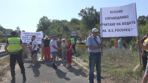 </TD
>Протест край главния път Бургас-Созопол. Жителите на вилна зона Росенец