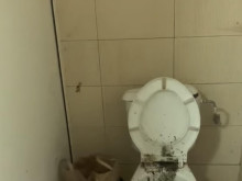 Отвратителни кадри от тоалетна в центъра на Пловдив