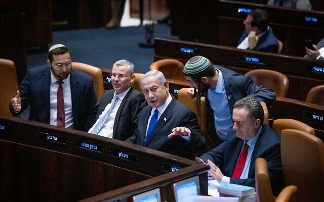Премиерът на Израел Бенямин Нетаняху се подлага на операция, в навечерието на ключово гласуване