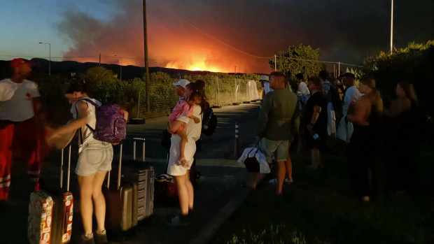 Големият пожар който обхвана остров Родос бушува извън контрол вече