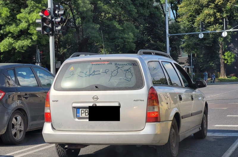 Такъв надпис на стъкло на автомобил в Пловдив не сте виждали
