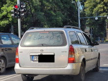 Такъв надпис на стъкло на автомобил в Пловдив не сте виждали