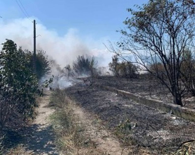 Пожарникарите не смогват да потушат огъня на Гребната база в Пловдив