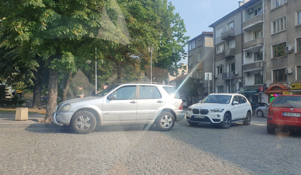 TD Нагли шофьори продължават паркират успоредно на площад Гроздов пазар видя