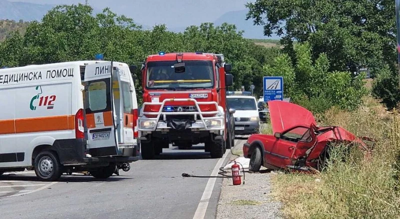 Първи кадри от тежката катастрофа между линейка и автомобил край Сливен