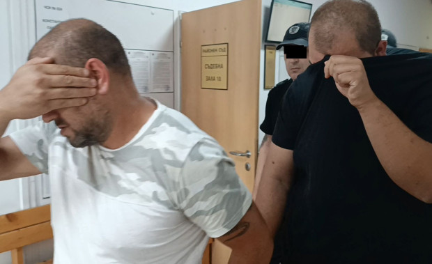 </TD
>Двама обвиняеми за кражба на катализатор в Пловдив остават за