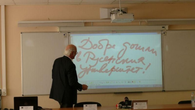 TD В Русенския университет започва подмяната на белите дъски с интерактивни
