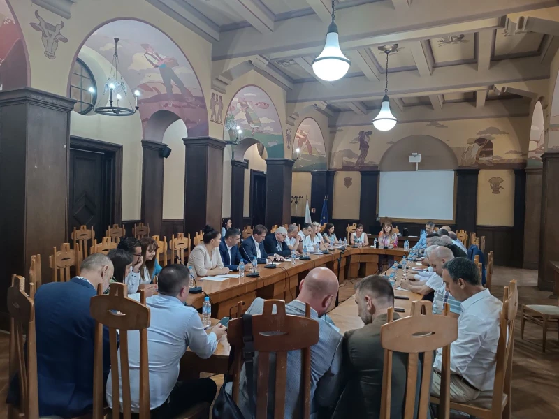 Областният управител на Бургас на среща с депутати, кметове и председатели на общинските съвети