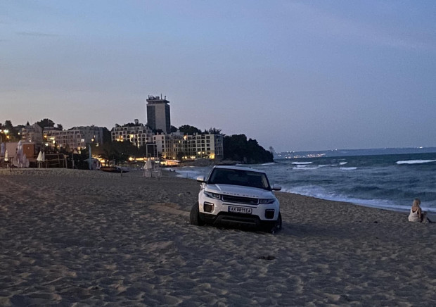 Туристи заснеха джип на плаж Кабакум във Варна В неделя