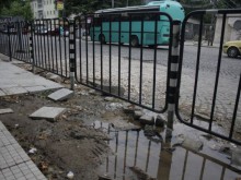 Вода се лее от аварирала тръба от седмици, нямало смисъл да я поправят 