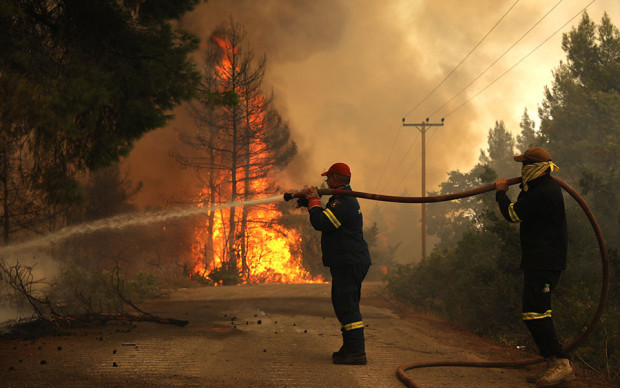Всички хора на Родос са притеснени, защото осми ден пожарът