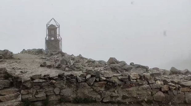 Сняг заваля на връх Мусала съобщиха от MeteoBalkans публикувайки видео от