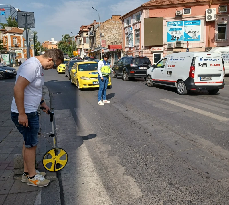 Експерт по пътищата инспектира пешеходните пътеки в Пловдив, даде сериозни напътствия на Общината