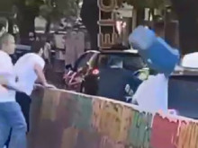 Албанци нападнаха брутално феновете на Левски в Скопие с кофи за боклук и прътове