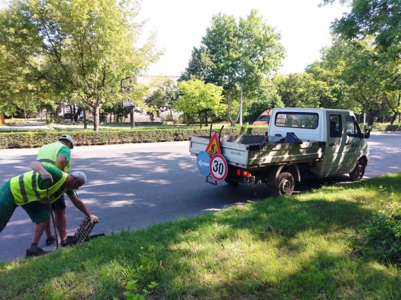 Не паркирайте върху шахтите, почистват ги