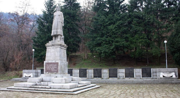 TD Официално искане за премахването на паметника на Веса Бараковска от